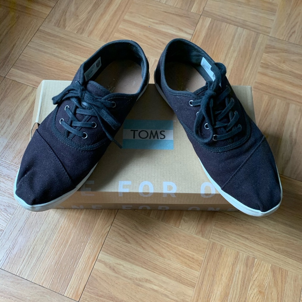 TOMS black canvas shoes